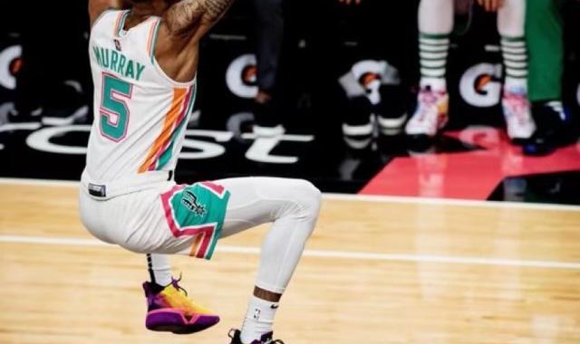 开云体育app-【现场】乌度卡给老东家送温暖 输球无碍赛后叙旧