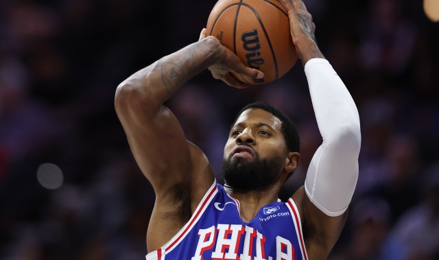 开云电子-攻守兼备！保罗·乔治半场5中2拿到7分4板2断 正负值+5