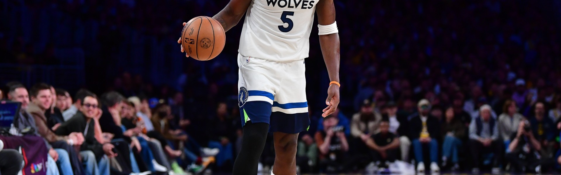 开云电子-开始发力！爱德华兹上半场10中5&amp;罚球8中8 砍下20分6板3助