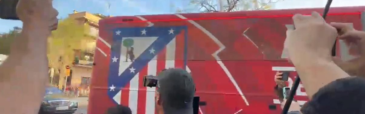 科贝：马竞大巴前往诺坎普的路上遭石块攻击，两扇车窗被砸碎