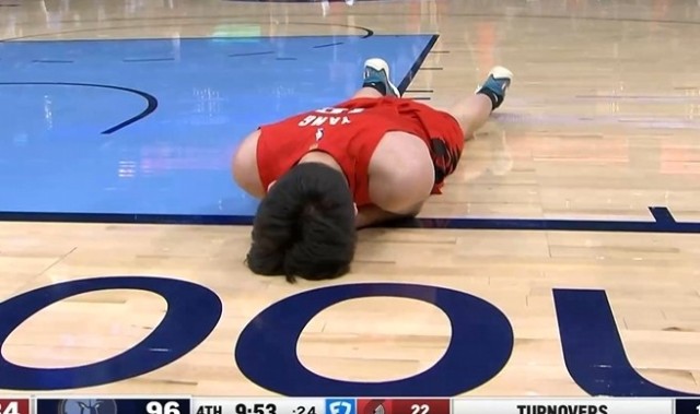 斯普利特：我对裁判做法很生气 有球员倒地总该花时间检查一下